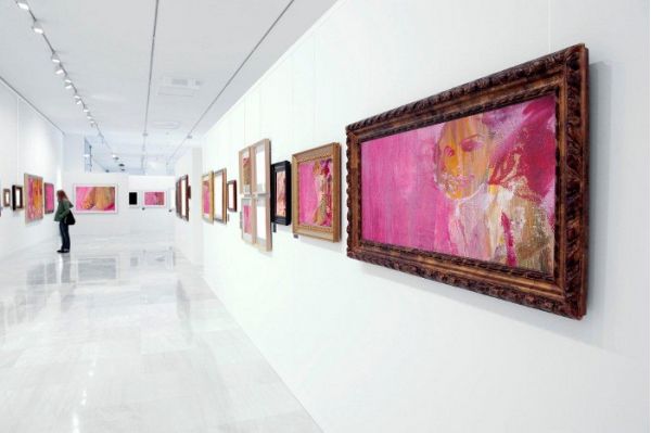 Beispiel Galerieschienen, das ideale Aufhängesystem für gerahmte Bilder