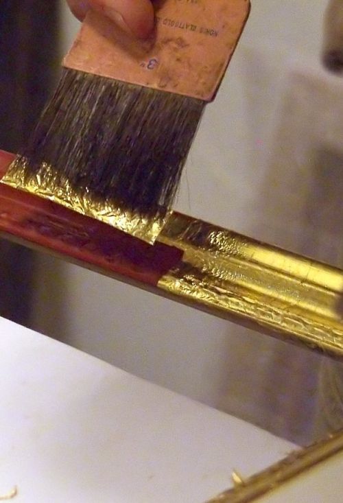 Vergoldenvon Bilderrahmen mit traditioneller Poliment­vergoldung